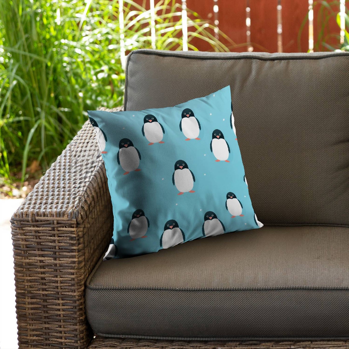 Penguin stare - Throw pillow - Print on demand