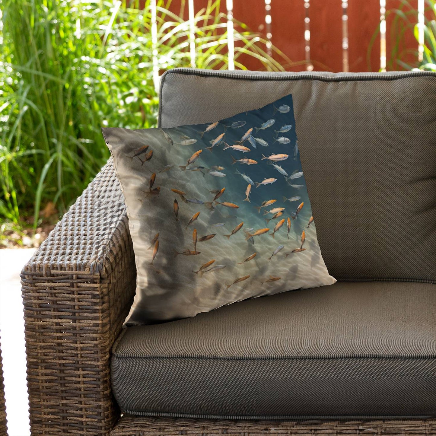 Away from the sand - Throw pillow - Print on demand