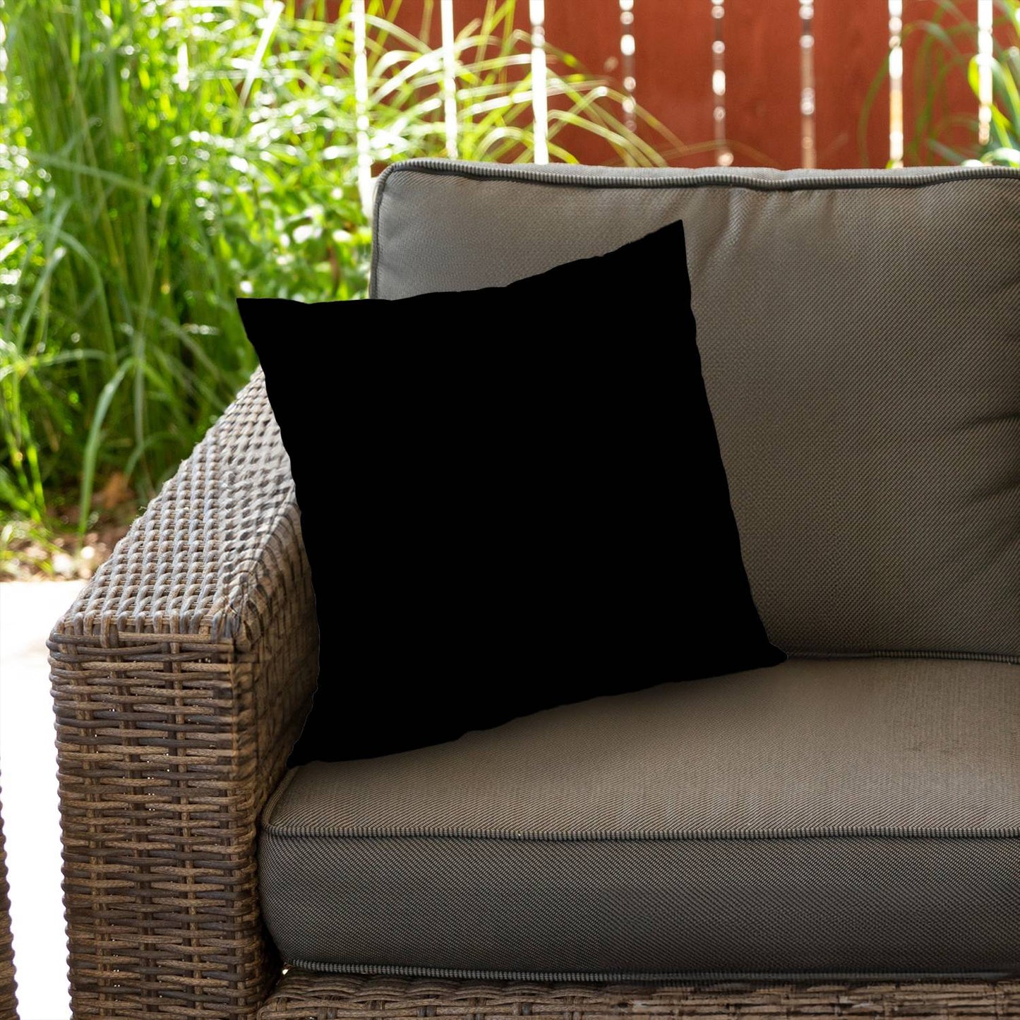 Pure black - Throw pillow - Print on demand