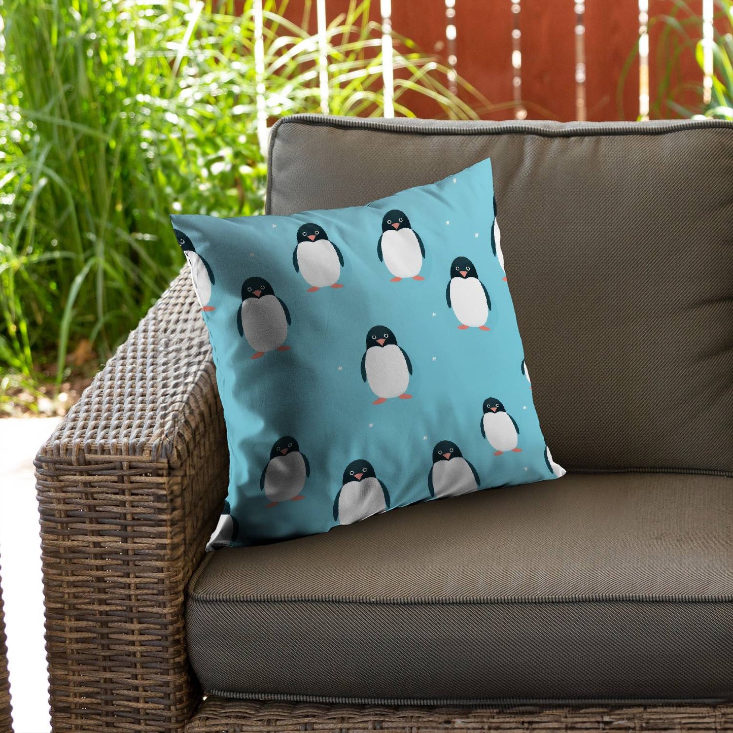 Penguin stare - Throw pillow - Print on demand