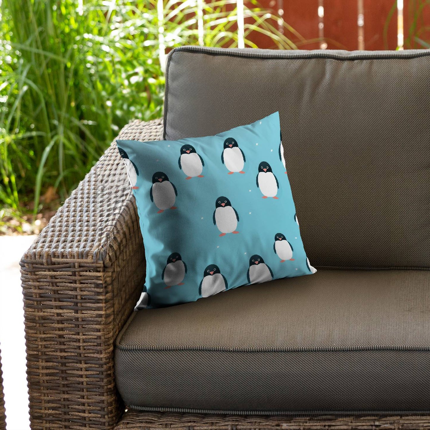 Penguin stare - Throw pillow - Print on demand