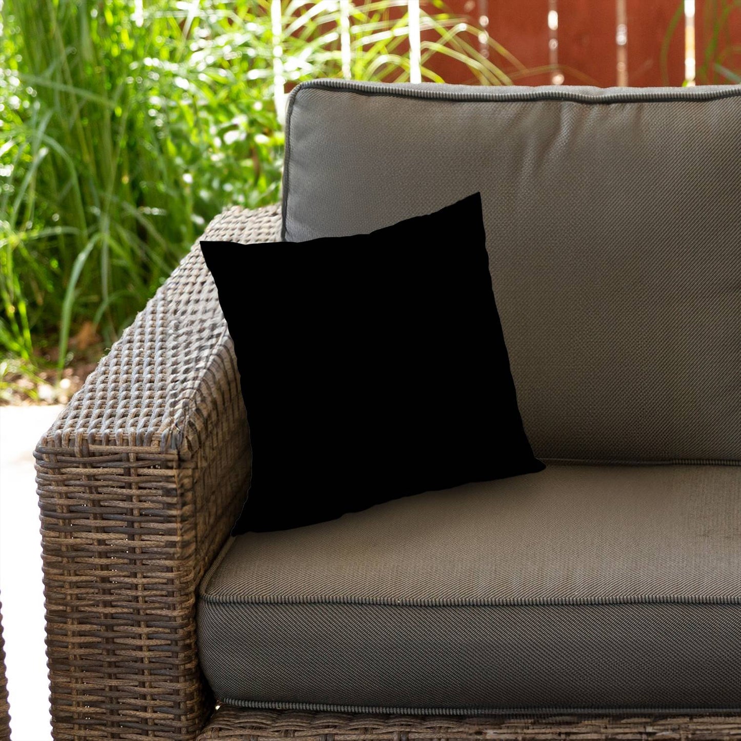 Pure black - Throw pillow - Print on demand